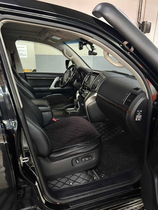 Автомобиль Land Cruiser