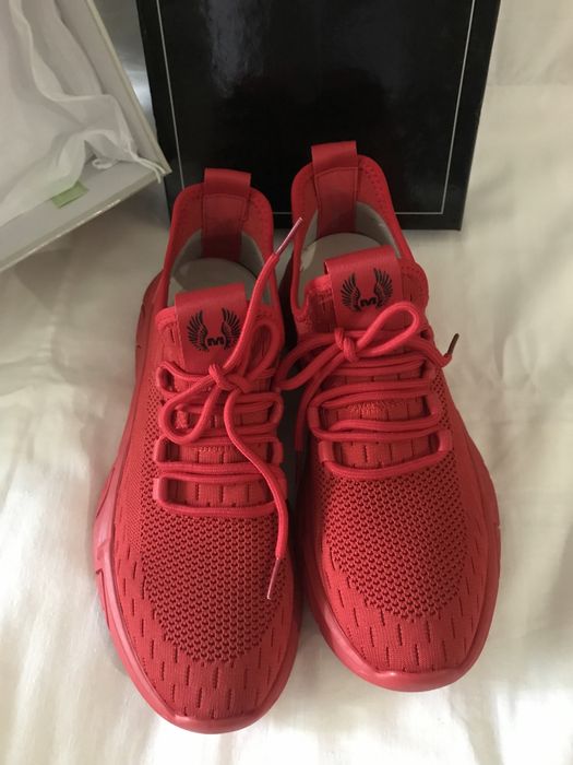 Продам кроссовки новые