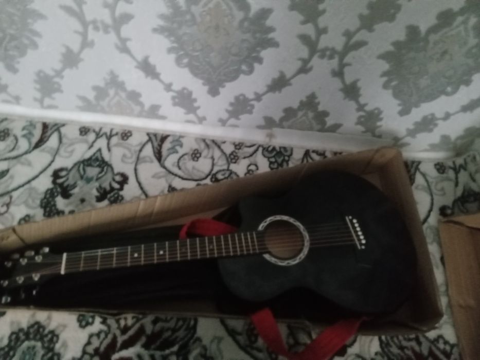 Gitara sotiladi aybi yuq narxini kelishamiz