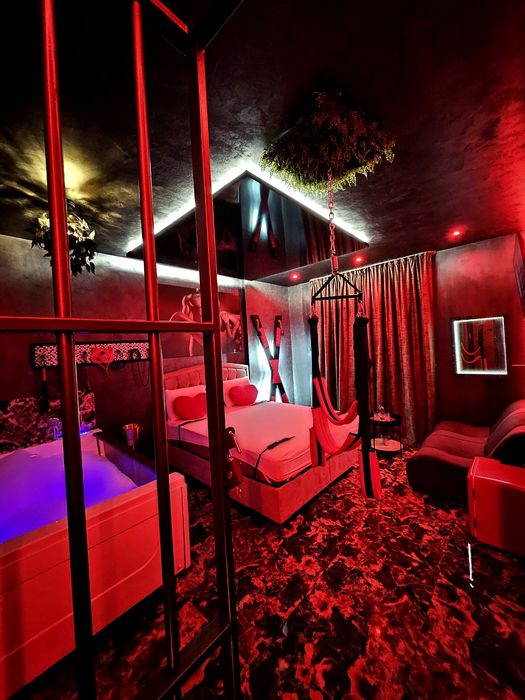 Regim hotelier - love room jacuzzi, camere BDSM