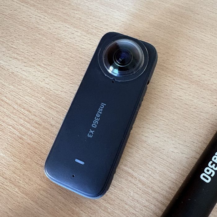 Insta360 X3 5.7K 360 камера, като нова + селфи стик, протектори, калъф