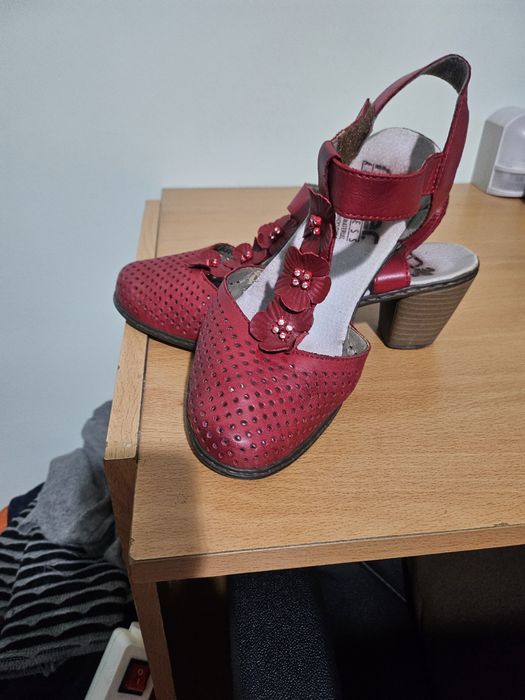 Vând sandale din piele