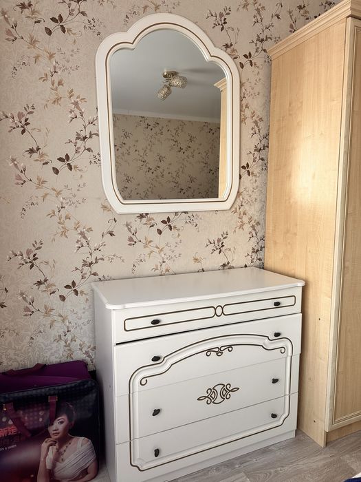Продам комод с зеркалом
