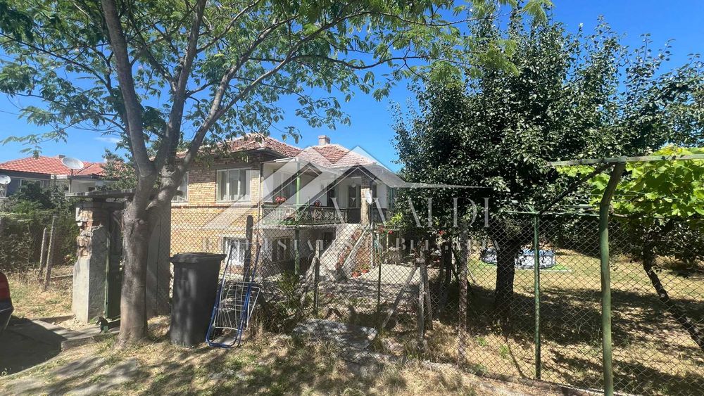 Къща с двор 1050 кв.м в центъра на с. Бенковски, ток, вода