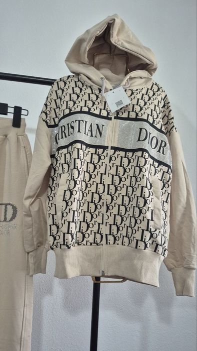 Compleu Cristian Dior dama
Marimi S M 
PREȚ REDUS 230 LEI
ADAUS MAXIM