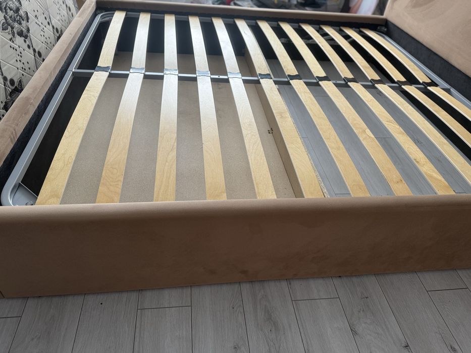 Двуспальная кровать