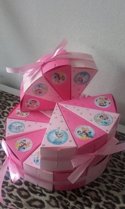 Картонена торта с любим герой – персонализиран подарък за детско парти