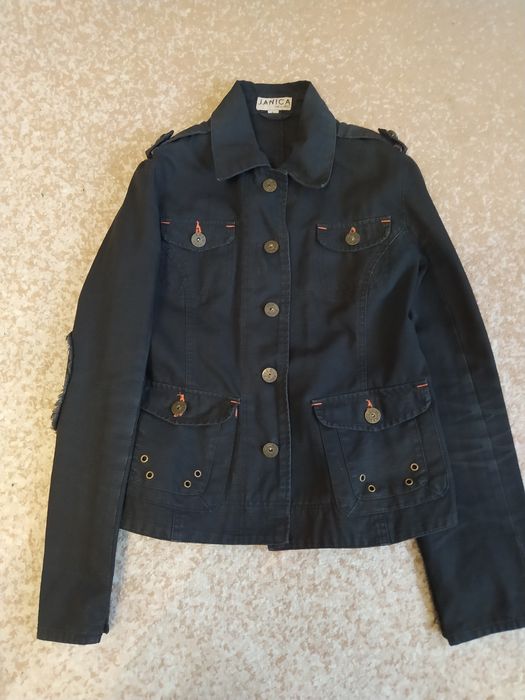 Продам костюмы, размер 42