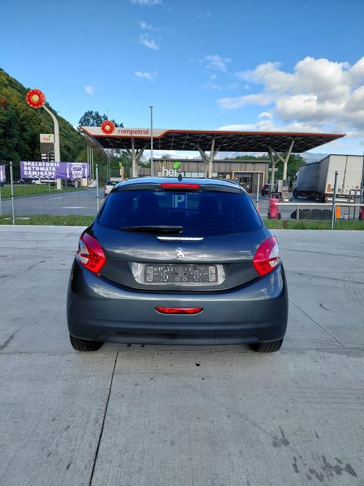 Peugeut 208 1,2 benzina 102 cai  an 2015 Navigație/clima/Incalzire scaune /pilot
Masina este adusa recent in tara