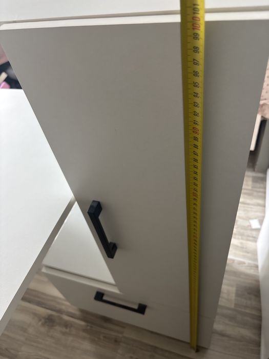 Бяло бюро с етажерка и шкафове