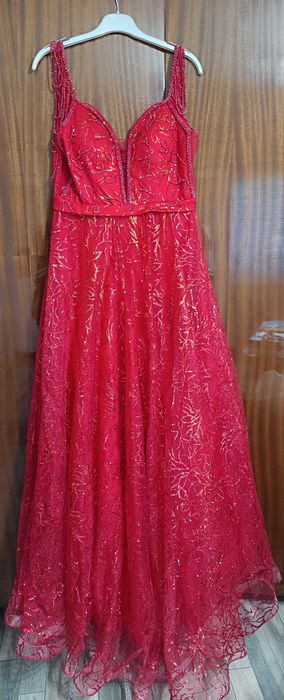 Ефектна червена рокля