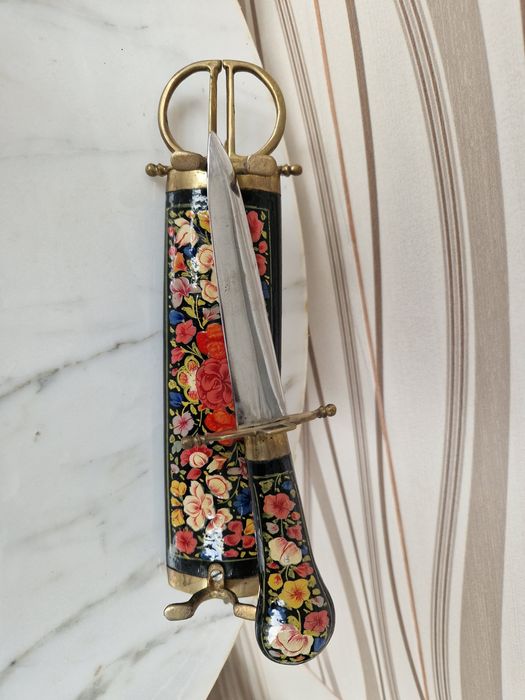 Cutit decorativ si foarfeca deschis plicuri