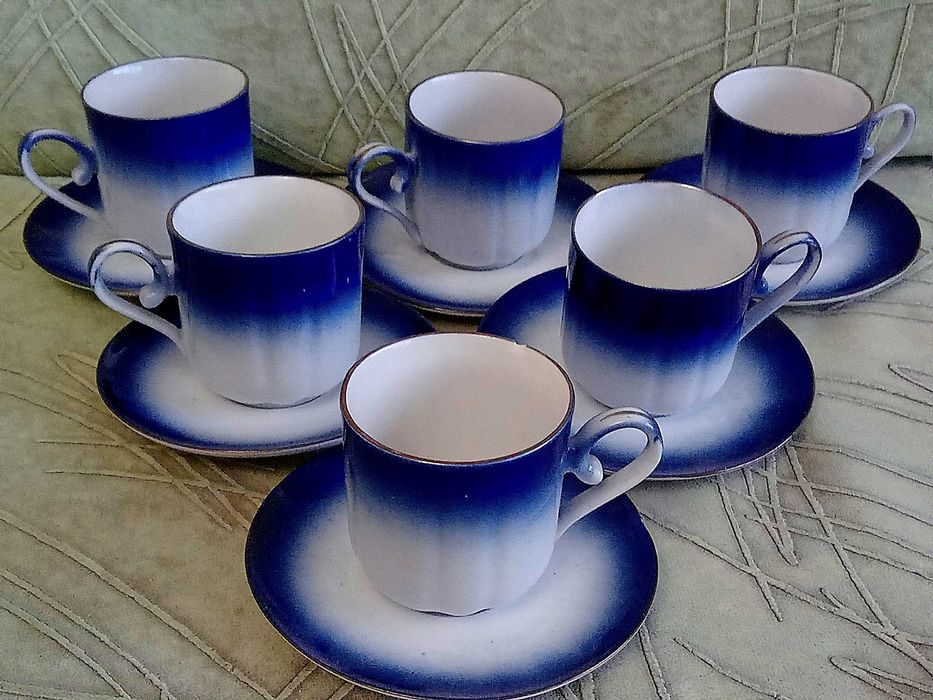 Порцеланов сервиз за кафе.Красиво преливащо индиго.70-те г.Маркировка.