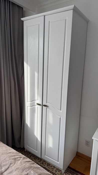 Белый плательный шкаф