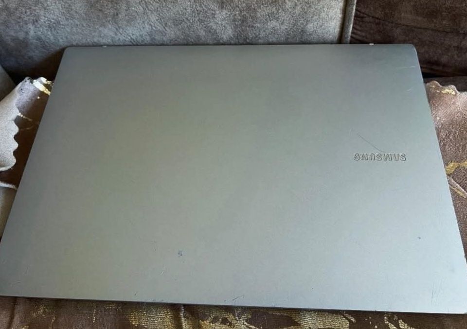 „Galaxy Book Go (LTE)”
procesor Qualcomm Snapdragon 7c Gen 2
arhitectură „ARM64-based PC”
cod model: „GALAXY A5A5-PAJS”.