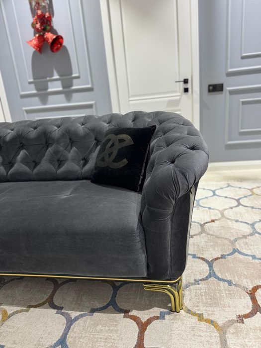 Красивый диван. Очень удобный, мягкий.