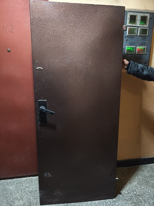 Входна метална врата със каса