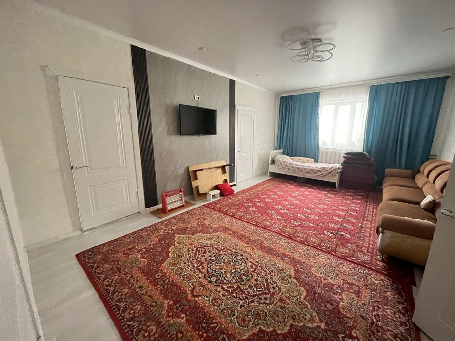 Үй сатылады.