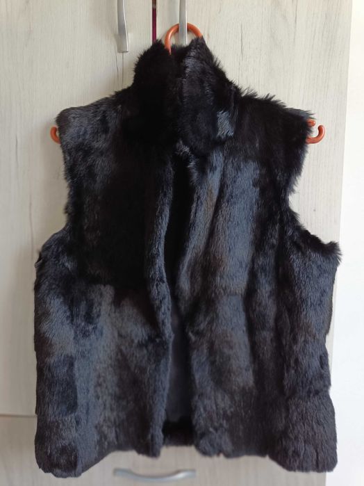 Три  елека с естествен косъм. Кафявия е чисто нов.