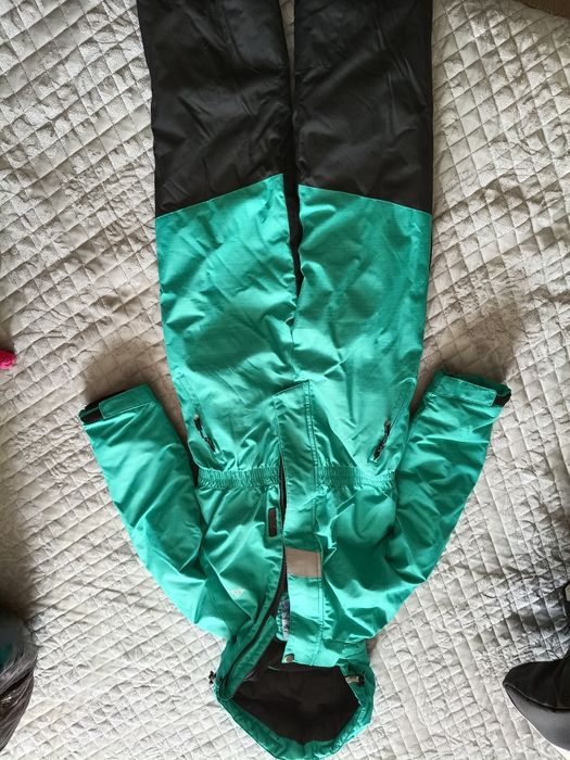 Продам зимние комбинезоны для девочки