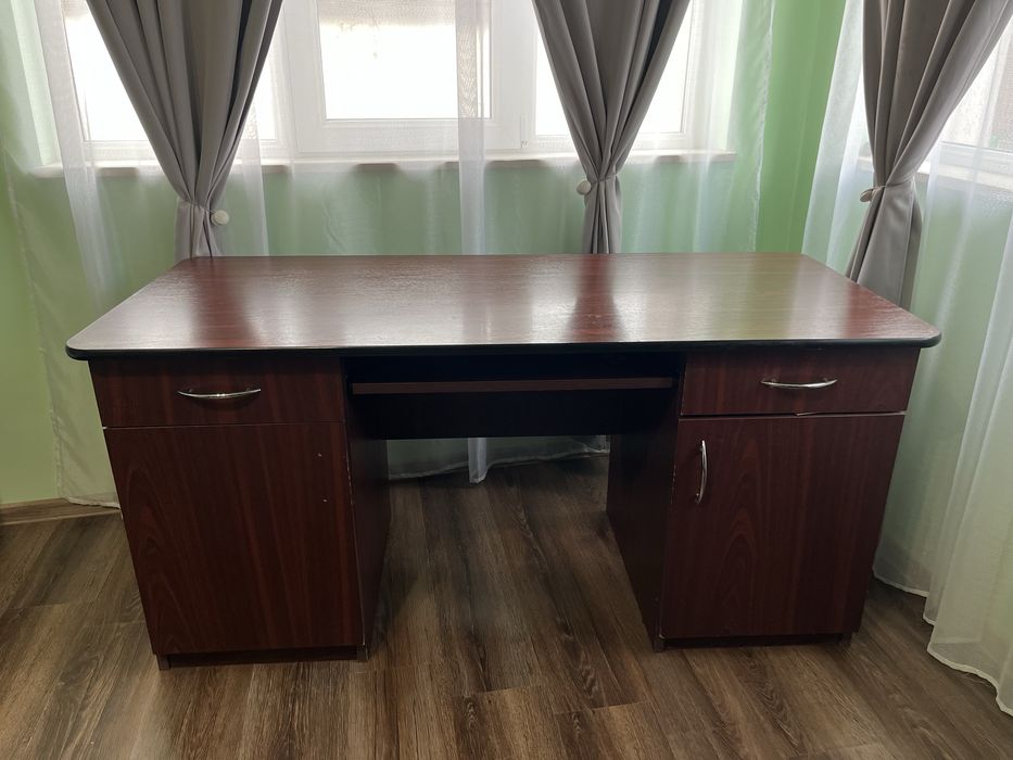 Birou din lemn masiv, solid și practic