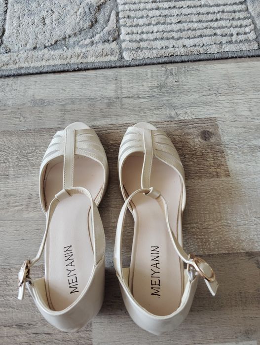 Sandale mărimea 40.