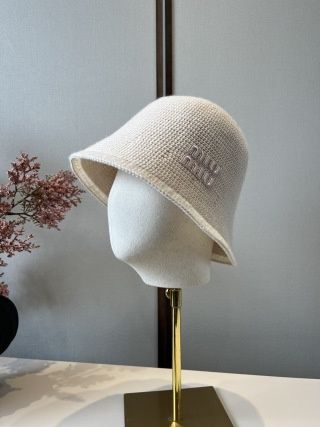 Шапки различни модели и цветове