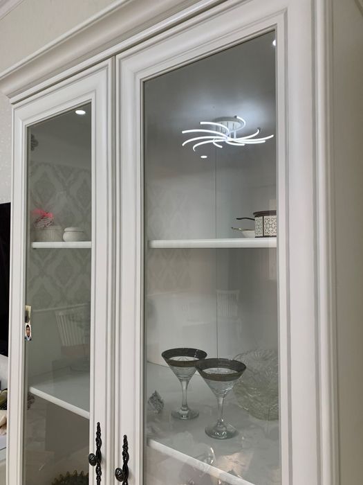 Продам шкаф витрину для гостиной