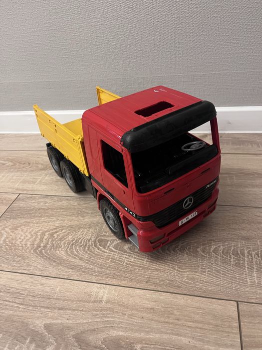 Машина Bruder самосвал