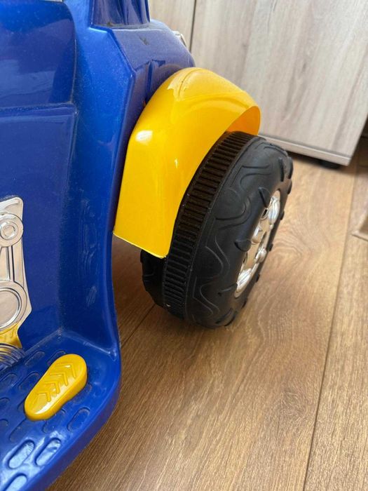 Детска кола с педал на акумулаторна батерия