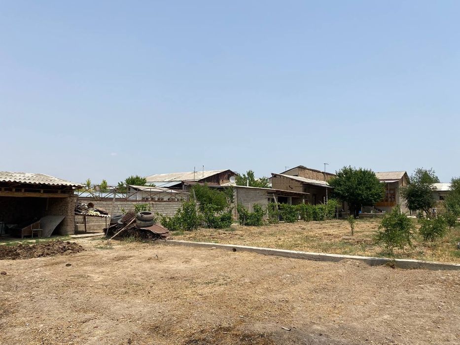 Uy sotiladi 11 sotik