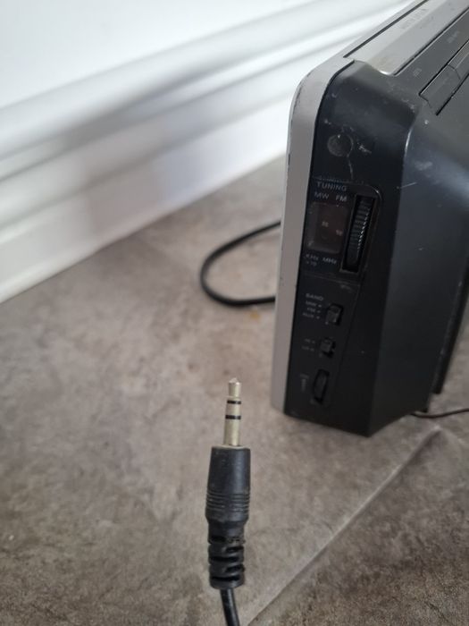 Ceas Philips cu radio si aux jack, 220v - 49 lei