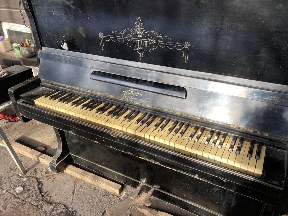 Продаю  пианино.