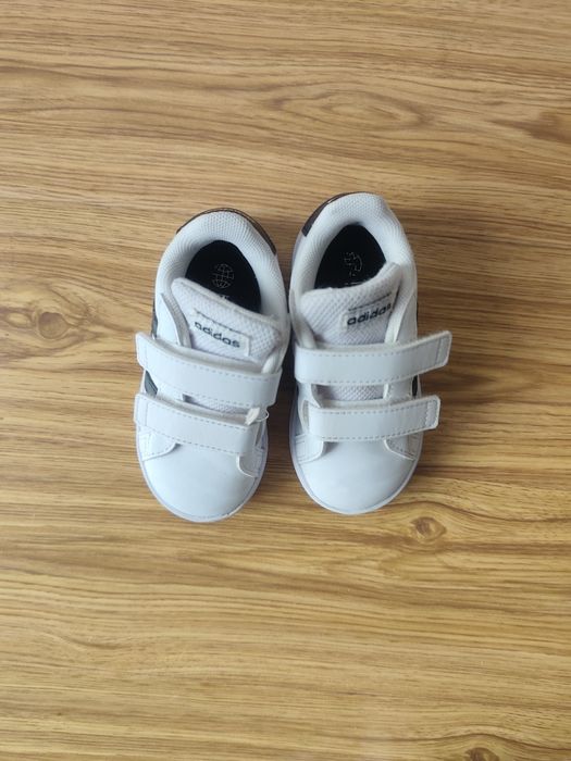 Adidasi albi  Adidas m 22