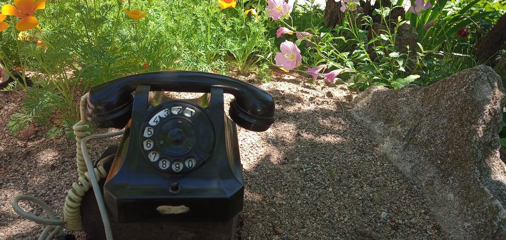 Ретро стенен часовник, телефон,ютия