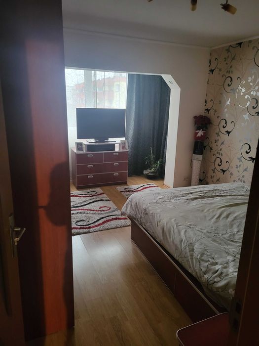 Persoana Fizica vand apart cu 3 camere, decomandat, zona linistita