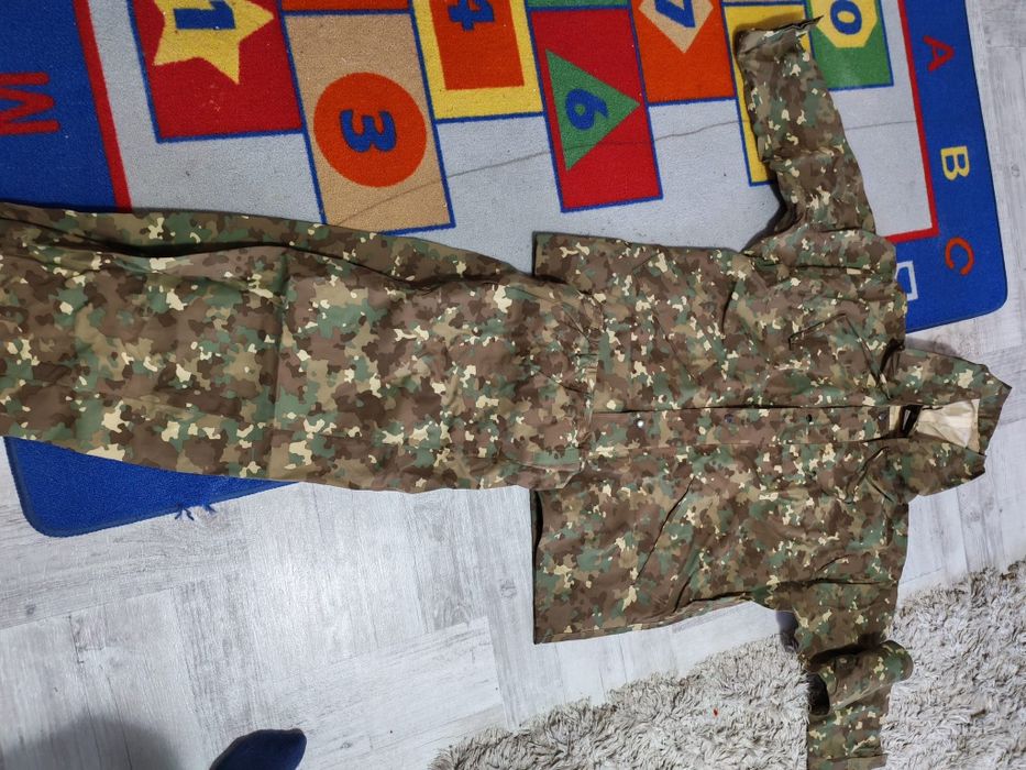 Vând costum intemperii(pelerina si pantaloni)