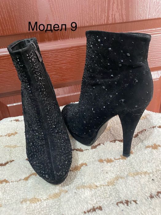 Различни модели обувки на висок ток или платформа