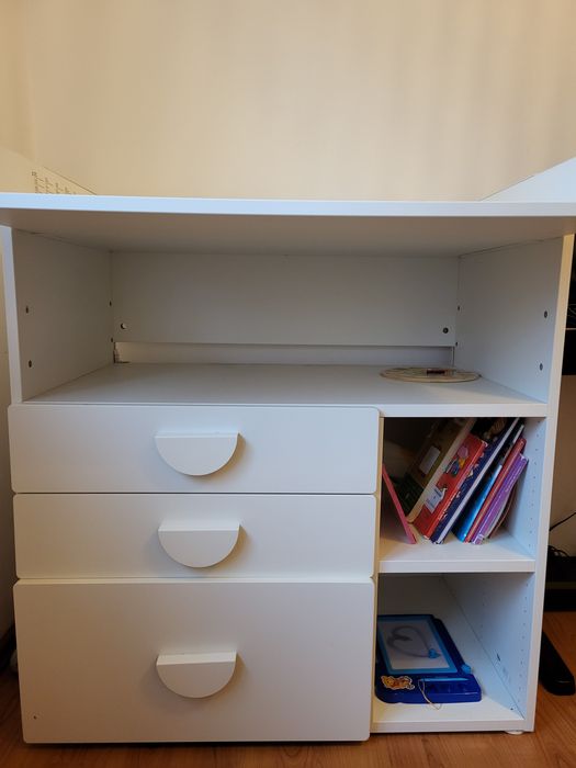 Vand masă de înfășat/schimbat/îmbrăcat bebeluș, albă, cu sertare. Ikea