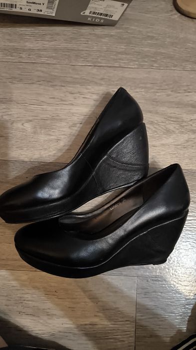 Продам женские туфли черные.