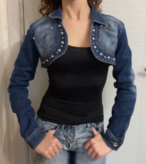 Късо дънково y2k яке със сребърни елементи