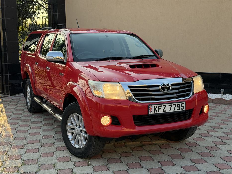 TOYOTA Hilux