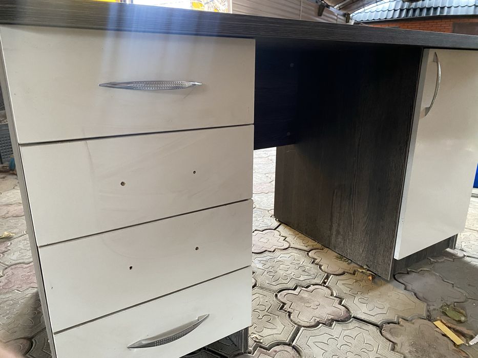 Стол компьютерый