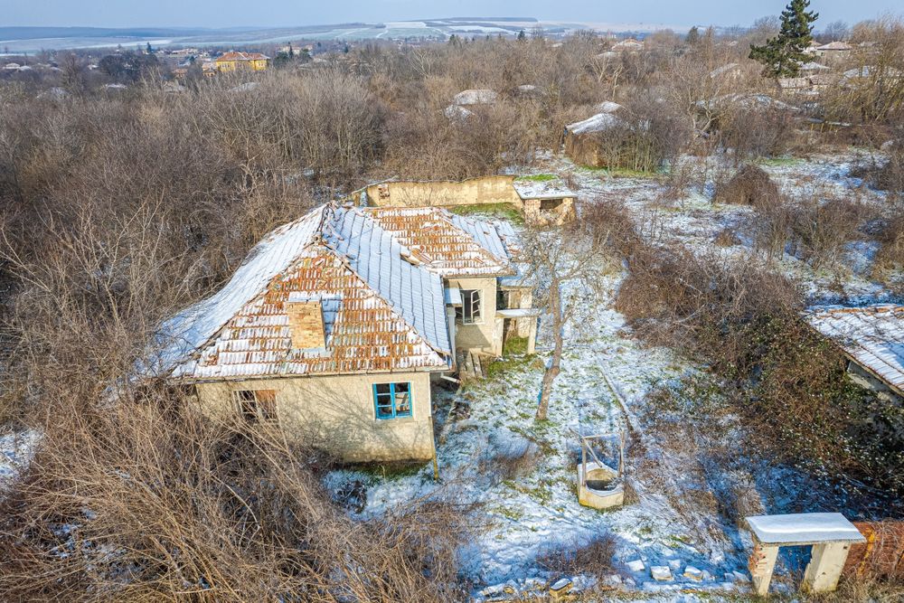 Продавам къща в с. Сушица с 1.2 gka двор, гараж