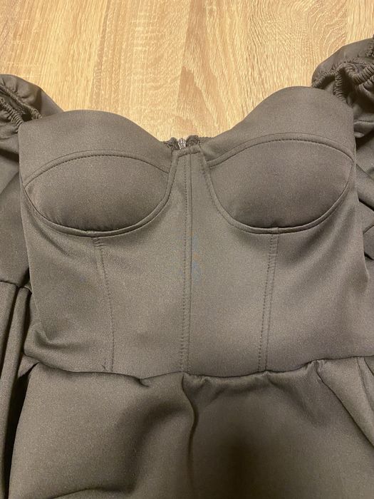 Официална рокла с дълъг ръкав,която върви със бяло коланче,размер S/M