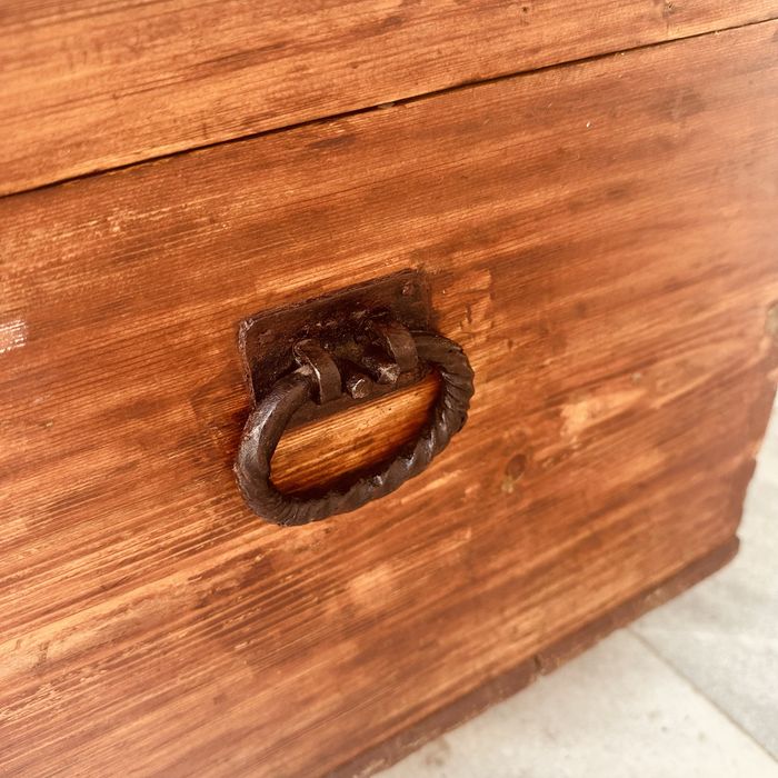 Античен шведски сандък „Allmoge“ – масивно дърво, ръчна изработка