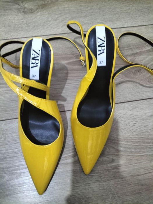 Vand bocanci / platforme / pantofi