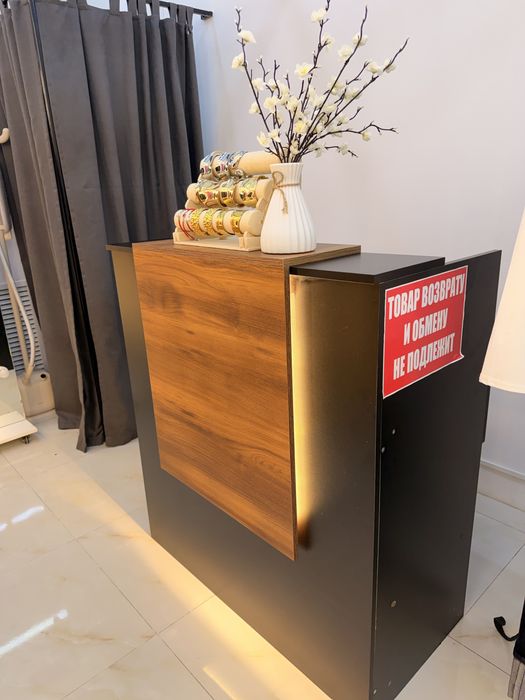 Продаются ресепшн и стойки.