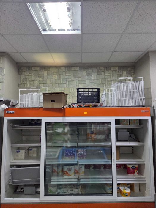 Стилажна витритна с външен мотор