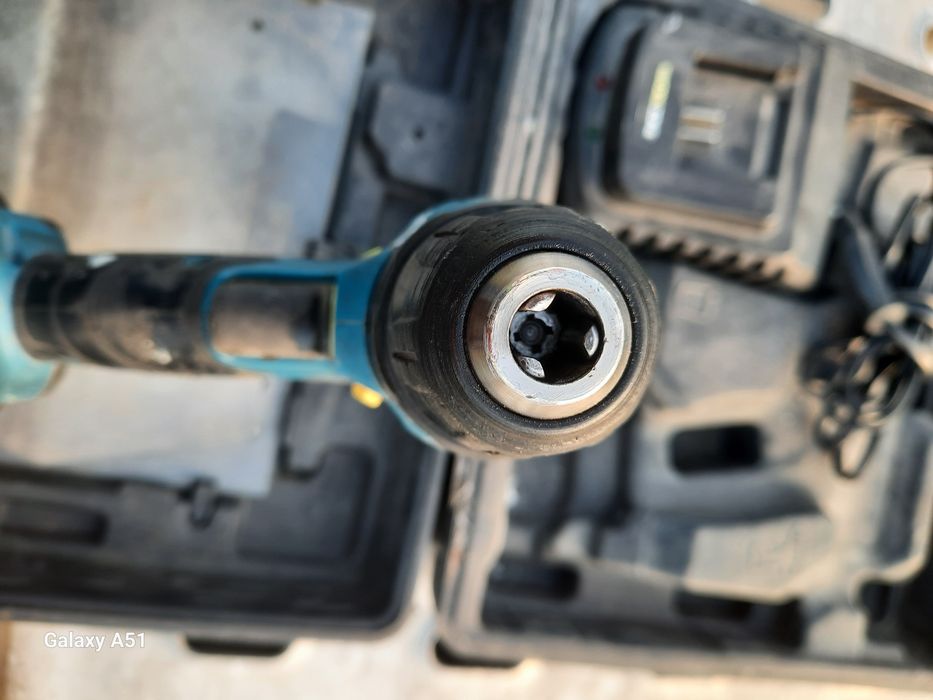 Пробивен винтоверт. Работещ